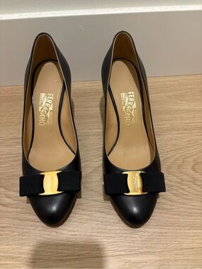 Salvatore Ferragamo Black Vara Bow Leather Pumps like New Style Carla 7cm heel